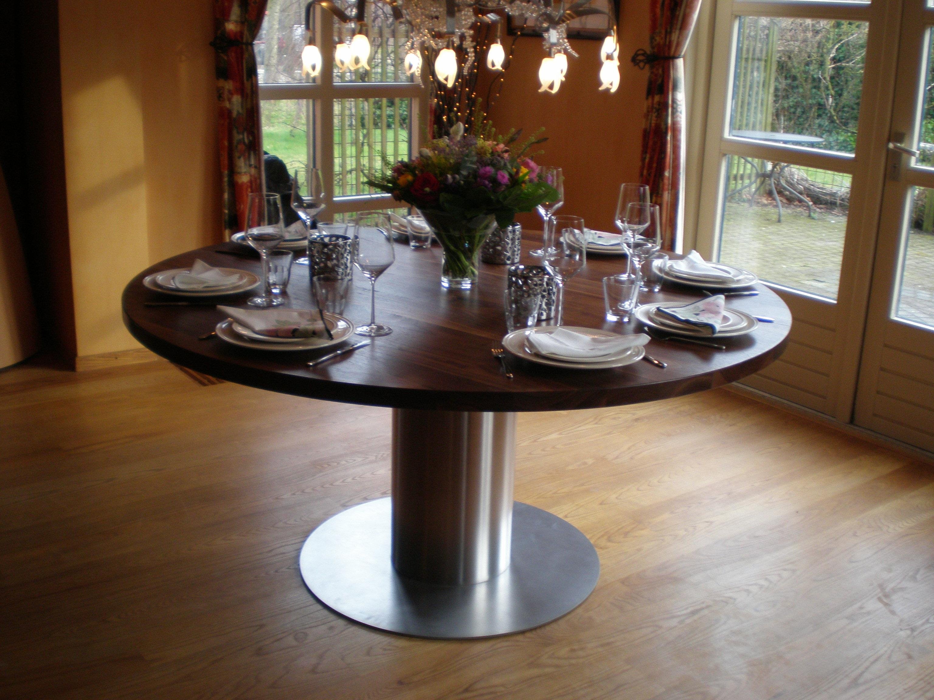 Tafel op maat in notenhout