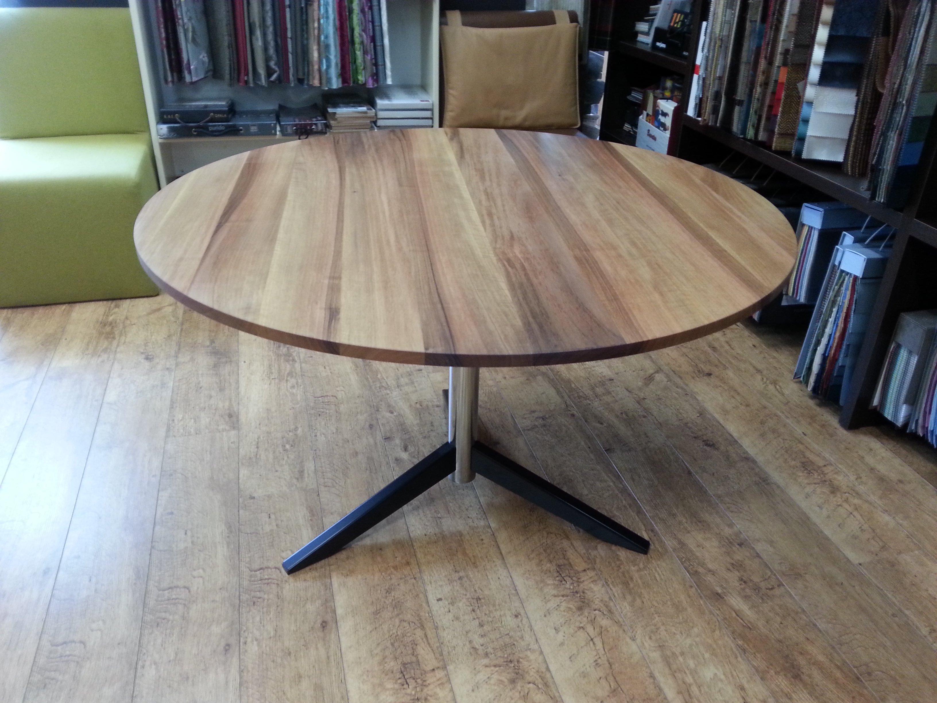 Tafel op maat in notenhout
