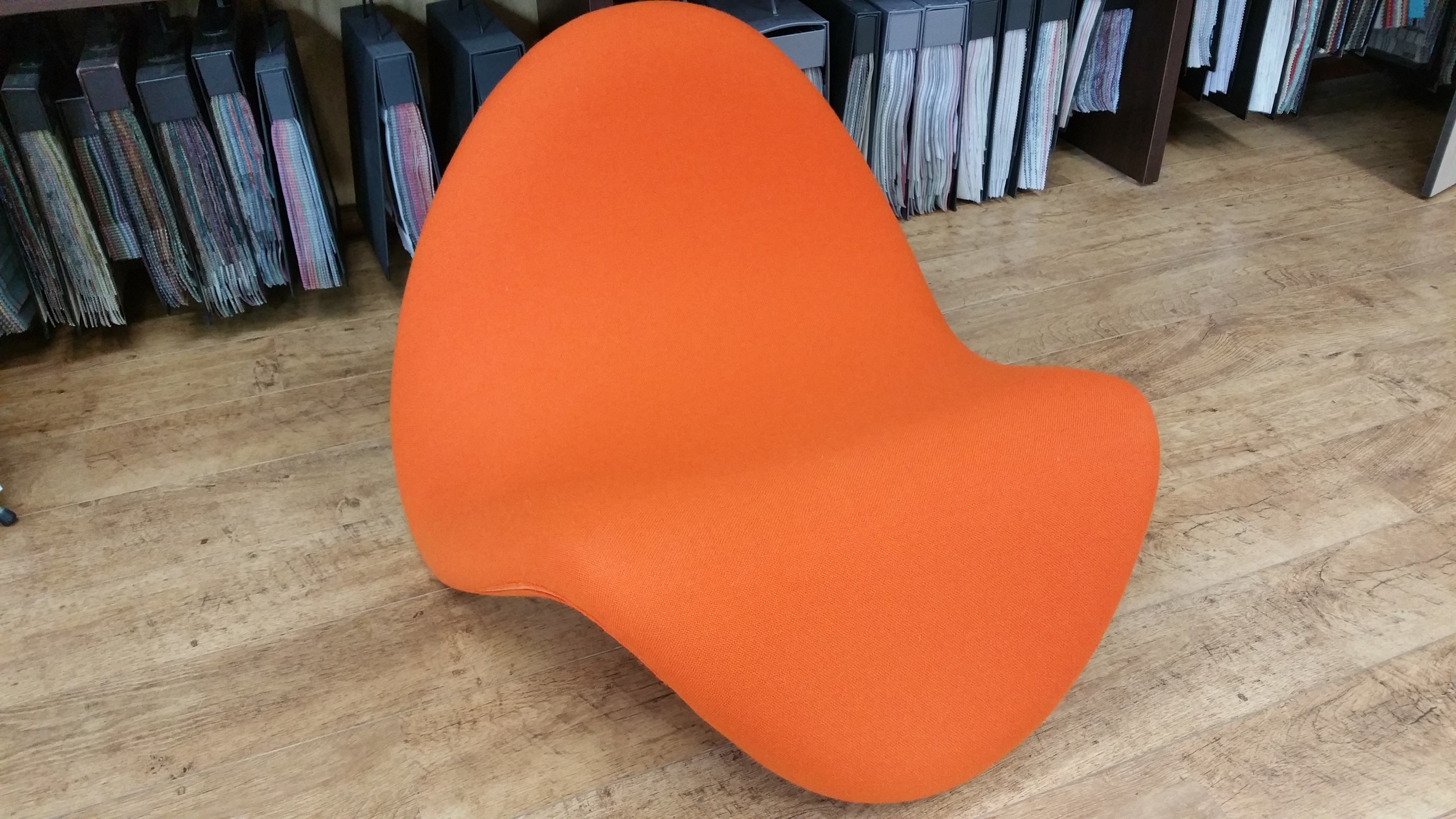 Herstofferen Artifort Tongue fauteuil