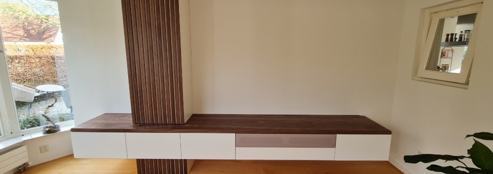 TV meubel op maat met noten hout en ral 9016 gespoten