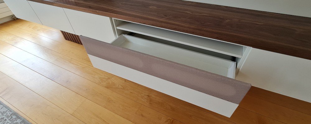 TV- wand meubel op maat gespoten ral 9016 + notenhout