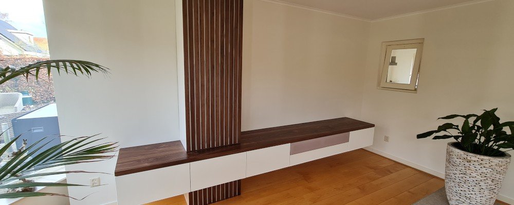 TV- wand meubel op maat gespoten ral 9016 + notenhout