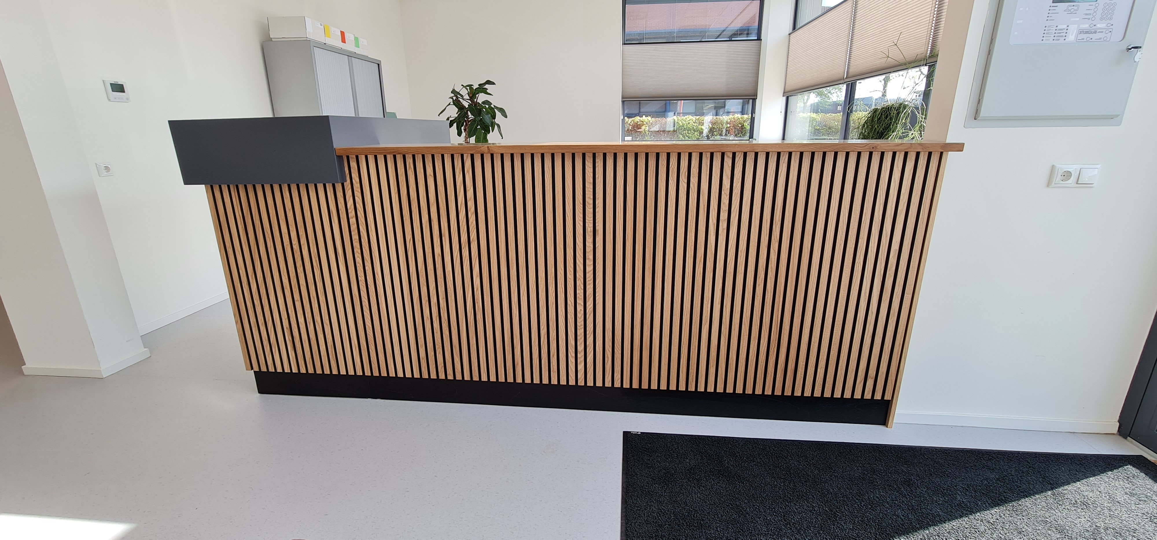 Eiken latten panelen ontvangstbalie bedrijf