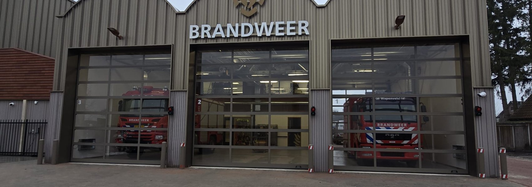 Onlangs mochten we bij Doelbeek Interieur een heel bijzonder project opleveren: een gloednieuwe bar op maat voor de nieuwe kazerne van Brandweer Wapenveld!  Voor de vrijwilligers is de kazerne een tweede thuis. Een plek waar ze niet alleen samenkomen om te oefenen, maar ook om na een heftige inzet stoom af te blazen en na te bespreken. Een goede bar is daarvoor essentieel.