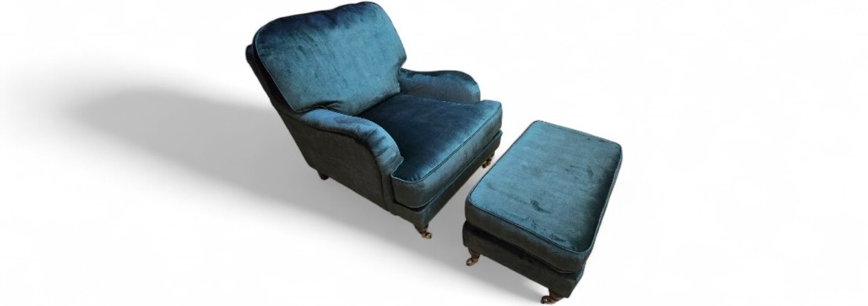 Een Engelse klassieke fauteuil is meer dan alleen een zitmeubel; het is een stukje geschiedenis. Deze stoelen, vaak gekenmerkt door hun robuuste houten frame, diepe zitting en sierlijke armleuningen, zijn gebouwd om een leven lang mee te gaan. Onze klant was verliefd op de vorm en het comfort, maar de oorspronkelijke, verweerde stof deed geen recht meer aan de schoonheid van het frame. Ze wilde een stoffering die de stoel naar de 21e eeuw zou brengen, zonder zijn karakter te verliezen.