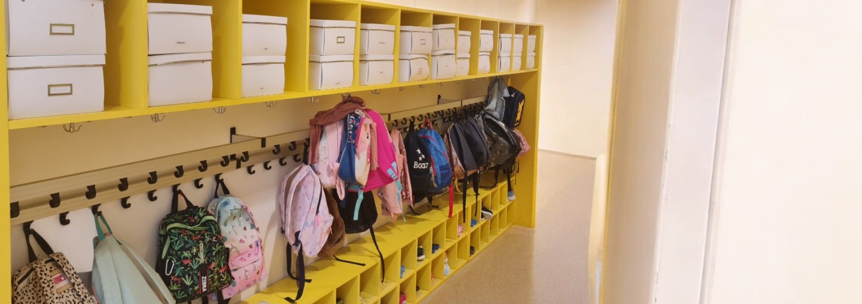 ? Van ochtendchaos naar een opgeruimde schoolgang! ?  Iedereen kent het wel: de schoolbel gaat en binnen een paar minuten ligt de gang bezaaid met jassen, tassen en verdwaalde gymschoenen. Dat kan anders!  Voor deze basisschool mochten wij deze prachtige maatwerk kasten realiseren. Het resultaat? Een vrolijke, gele eyecatcher die rust en structuur brengt. ✅ Bovenin: Handige manden voor extra materialen. ✅ Midden: Stevige haken voor jassen en zware rugzakken. ✅ Onderin: Vakken voor schoenen of gymtasjes.  Maatwerk betekent dat we elke centimeter benutten, hoe smal de gang ook is. Een fijne binnenkomst voor de leerlingen én de leraren!  Benieuwd hoe wij een schoolgang kunnen transformeren? Lees ons nieuwste blog voor alle details en tips! (Link in bio/reacties ?)  #Onderwijs #Interieurbouw #Maatwerk #Basisschool #Inrichting #OpgeruimdStaatNetjes #SchoolKasten