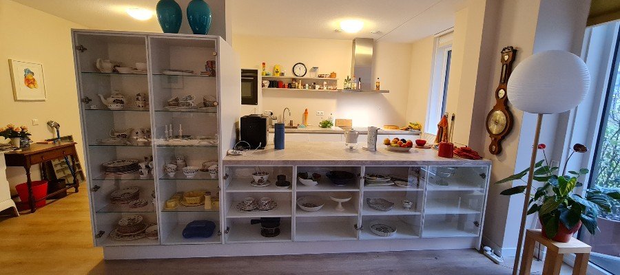Keuken op maat met een natuurstenen blad en uitbreiding naar de woonkamer