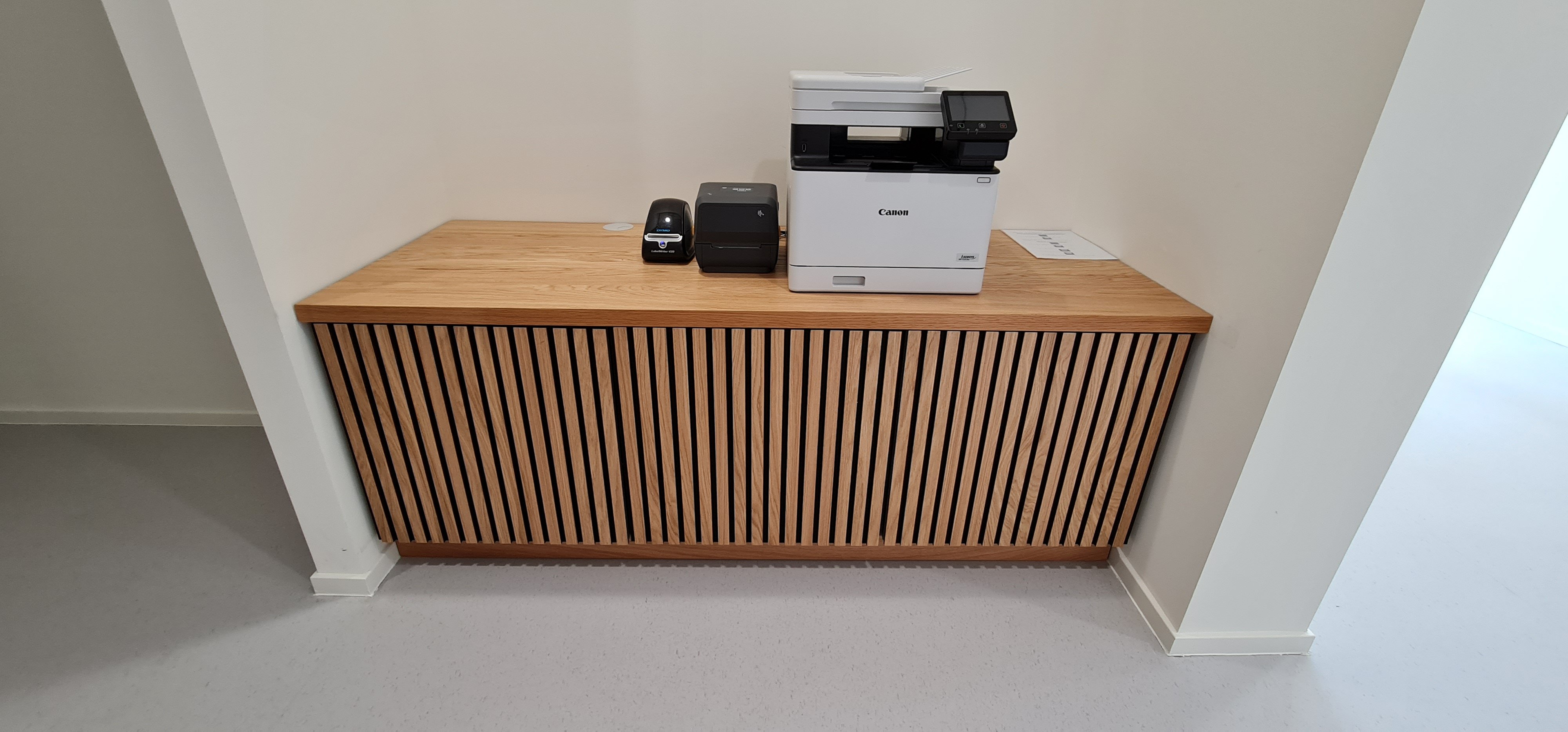 Eiken latten panelen ontvangstbalie bedrijf