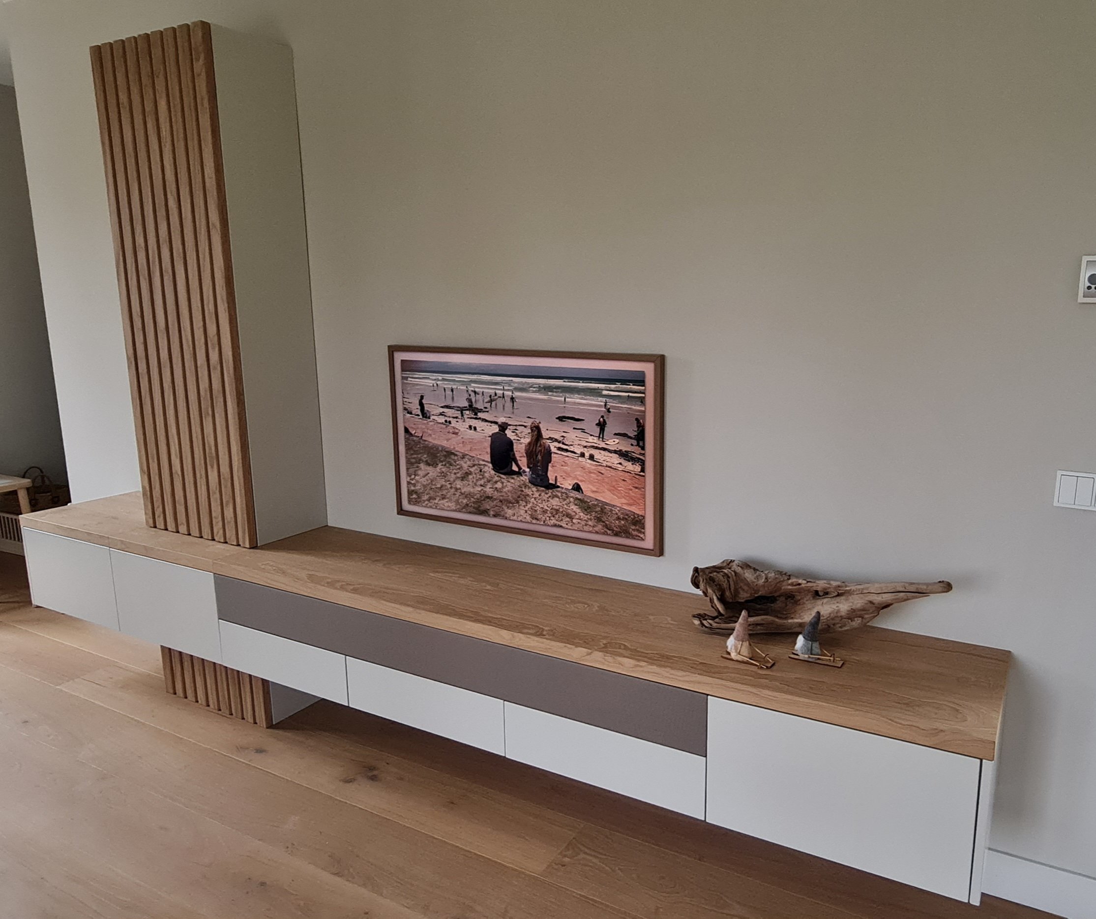 Tv-meubel op maat in eiken en op kleur gespoten