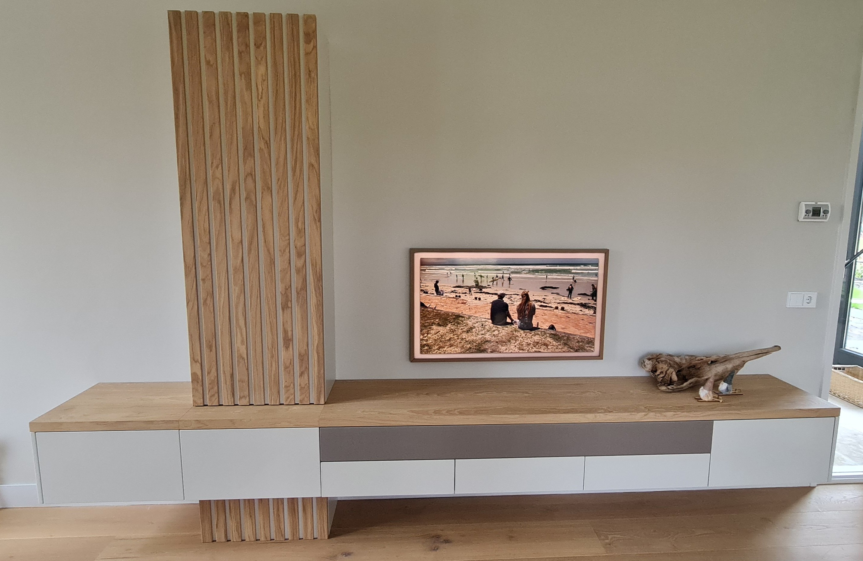 Tv-meubel op maat in eiken en op kleur gespoten