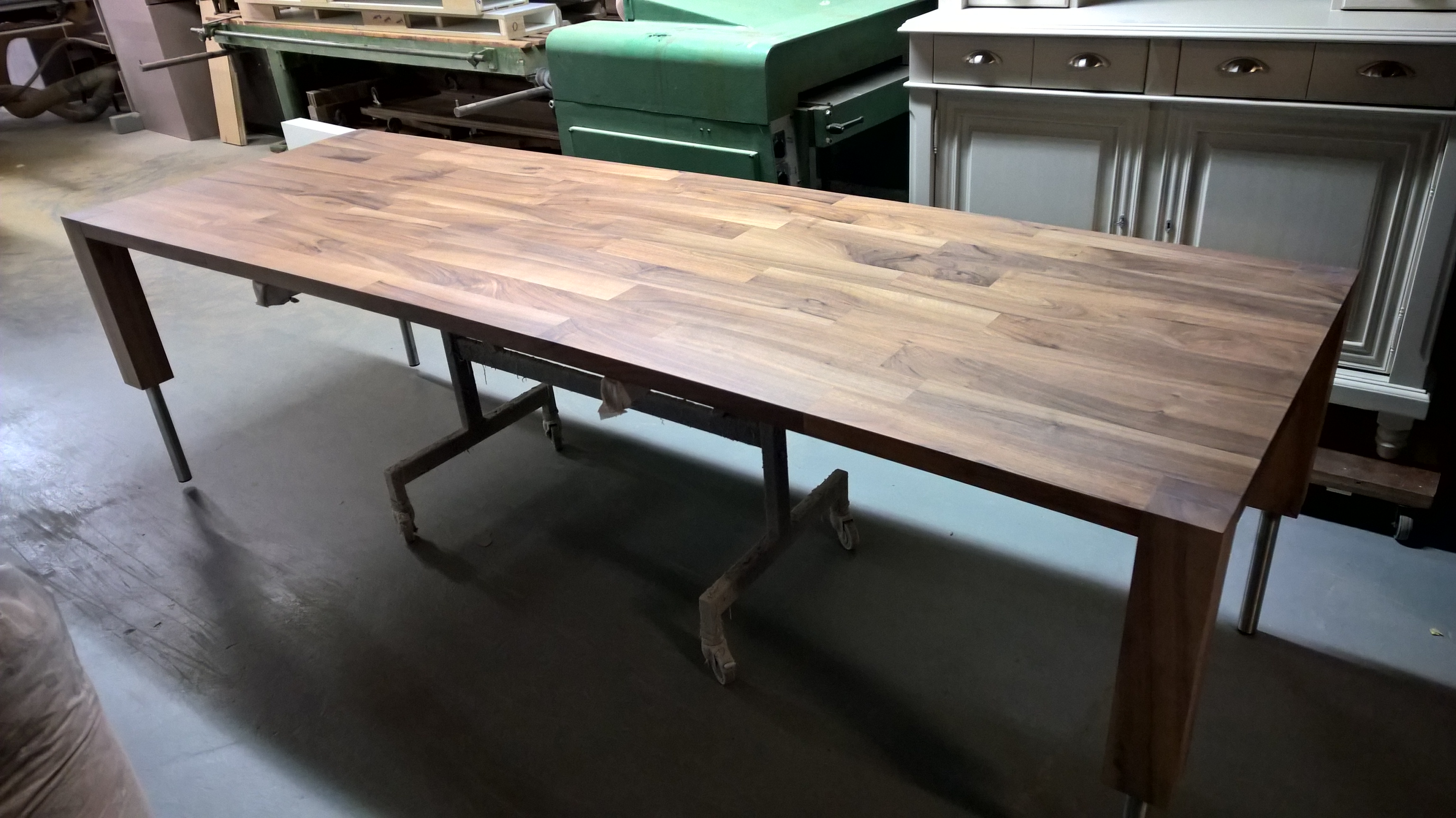 Tafel op maat in notenhout