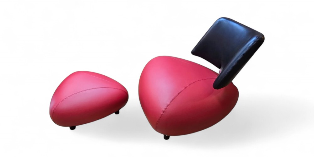 De Tijdloze Elegantie van de Leolux Pallone: Een Herstoffering in Vlammend Rood
De Leolux Pallone is niet zomaar een fauteuil; het is een icoon van design, een statement van comfort en een bewijs van tijdloze esthetiek. Sinds de introductie in 1989, ontworpen door de visionaire De Scheemaker, heeft de Pallone de harten van designliefhebbers over de hele wereld veroverd. Wij hadden recent het genoegen om een specifieke variant, de Pallone model Pa met bijbehorende poef, een nieuw leven in te blazen met een spectaculaire herstoffering.