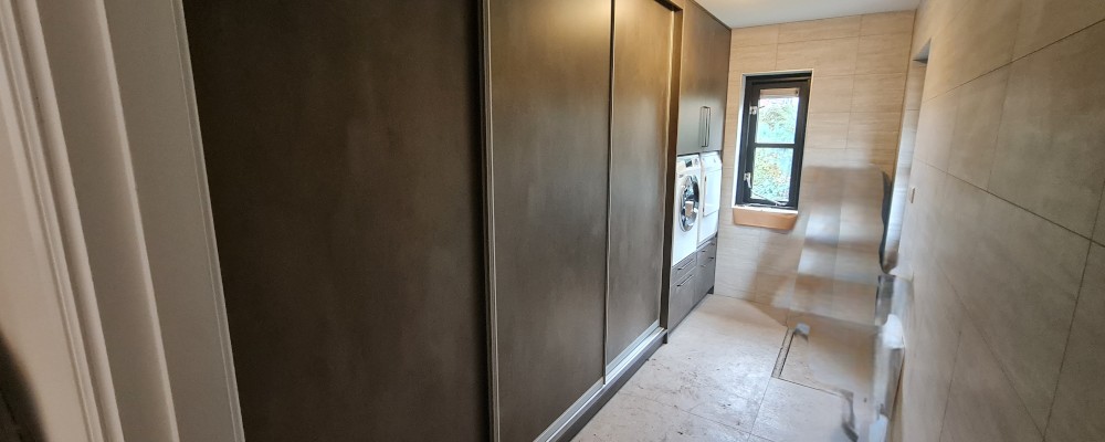 De perfecte bijkeuken: Maatwerk van Doelbeek Interieur

De bijkeuken, vaak het ondergeschoven kindje van het huis, verdient net zoveel aandacht als de rest van uw interieur. Het is de plek waar functionaliteit en organisatie samenkomen, en een goed ontworpen bijkeukenkast kan een wereld van verschil maken. Doelbeek Interieur, met hun jarenlange ervaring in maatwerk, begrijpt dit als geen ander.